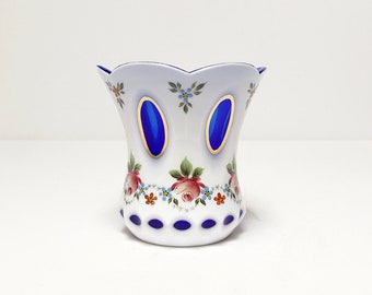 Antik Ranftbecher aus Böhmischen Glas, Kobalt Blaues Überfangglas / handbemalt, mit Blumendekor, Becher aus Böhmen