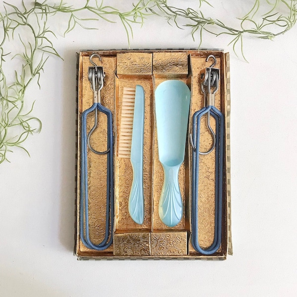 Vintage Travel Neccessaire / Ensemble de brosses à chaussures, chaussons et cintres pliants / fabriqué en Angleterre / bleu clair