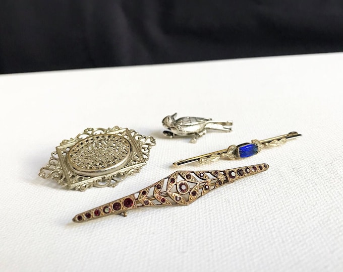 Antique and vintage brooches / bar brooch made of brass / marcasites / silver-colored with breakthrough pattern / little bird