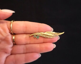 Antique feather brooch made of double gold / green stones