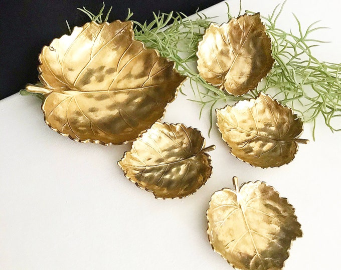 Vintage brass leaf dish / small bowl / jewelry dish / ring dish / gold