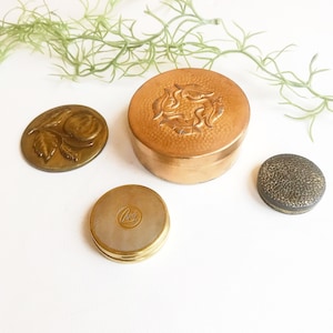 Antique set of brass boxes / pill box, powder box, hand mirror, round / jewelry box gold, mixed lot