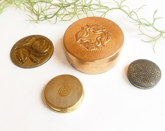 Antique set of brass boxes / pill box, powder box, hand mirror, round / jewelry box gold, mixed lot