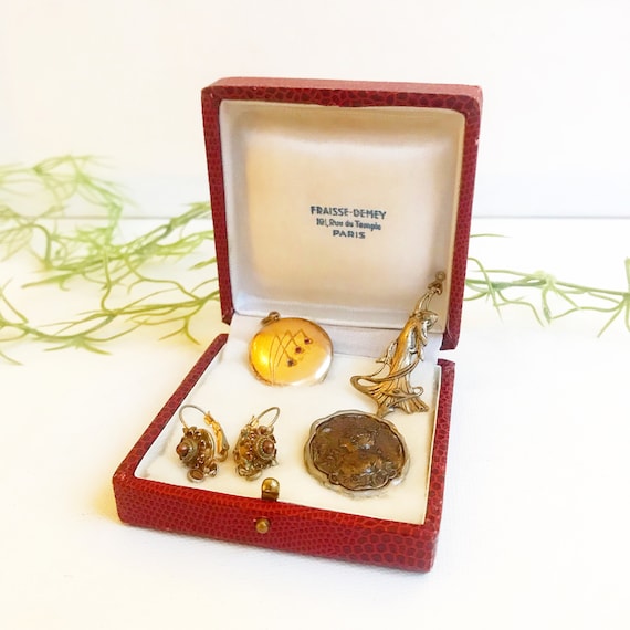 Antique jewelry collection / jewelry pendant, brooch, earrings, chain pendant in jewelry box / brass