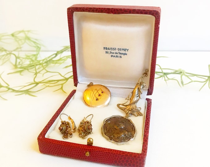 Antique jewelry collection / jewelry pendant, brooch, earrings, chain pendant in jewelry box / brass