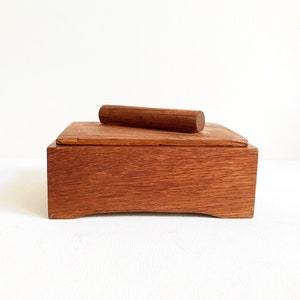 Please finish this translation. Antique Art Deco wooden casket/casket/jewelry box/cigarette storage