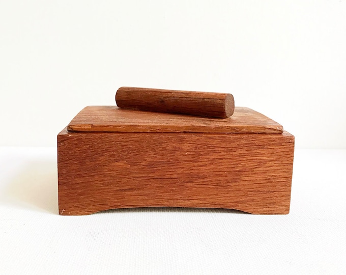 Please finish this translation. Antique Art Deco wooden casket/casket/jewelry box/cigarette storage