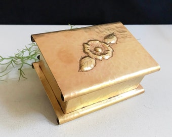 Antique brass box with flower motif / hammered look lidded box / box / golden storage / vintage