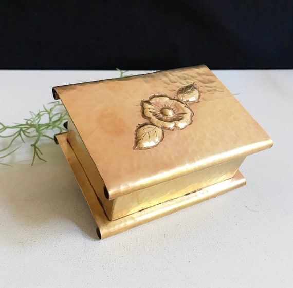 Antique brass box with flower motif / hammered look lidded box / box / golden storage / vintage