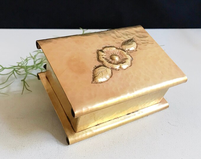 Antique brass box with flower motif / hammered look lidded box / box / golden storage / vintage