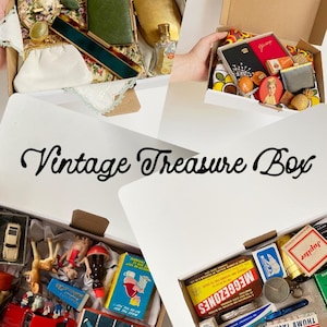 Op de afbeelding: Een verzameling van vier kartonnen dozen gevuld met diverse vintage items, waaronder stoffen zakjes met bloemenprint, een witte clutch, een groen notitieboek, een gouden etui, kleine speelgoedauto's, dierenfiguurtjes en diverse kleurrijke doosjes.