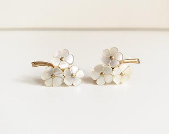 Vintage clip-on earrings with mother-of-pearl flowers, earrings with blossoms made of mother-of-pearl/brass