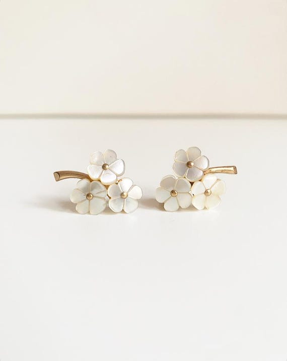 Vintage clip-on earrings with mother-of-pearl flowers, earrings with blossoms made of mother-of-pearl/brass