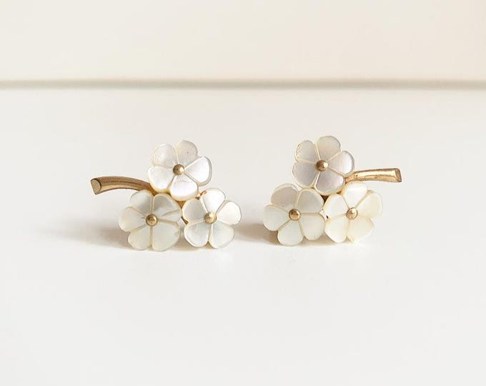 Vintage clip-on earrings with mother-of-pearl flowers, earrings with blossoms made of mother-of-pearl/brass