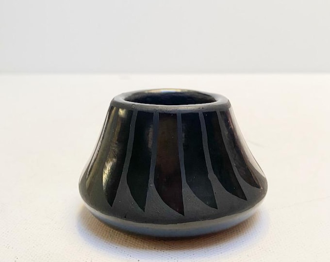 Vintage San Ildefonso Pueblo bowl, vase, black on black ceramic, signed - Gregorita Pena Baca, Navajo, Native America