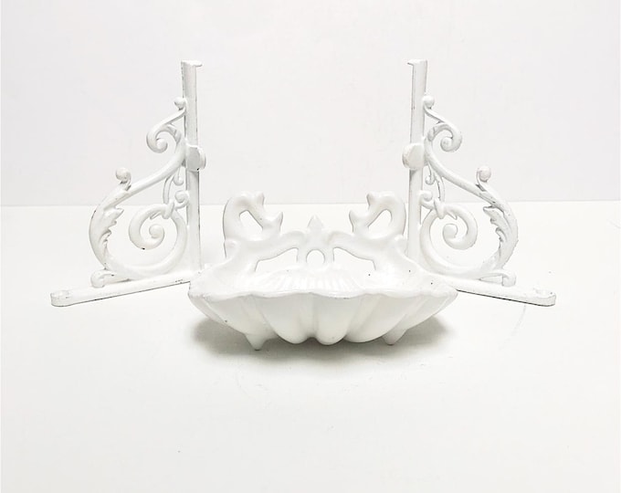 Antique French soap dish in shell shape, shelf holder made of cast iron, enameled, white, vintage, shabby chic