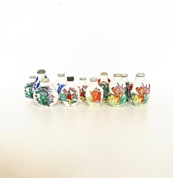 Vintage Asia snuff bottle / snuff bottles / China, porcelain, with gemstone lid / mixed lot