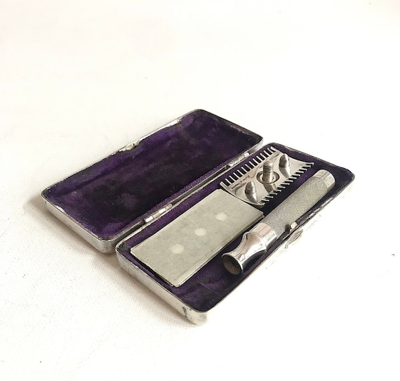 Antique Gillette trade mark / made in Canada safety razor in a metal case