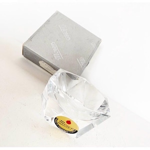 Könnte beinhalten: Ein klarer, facettierter Kristallglas-Briefbeschwerer in Diamantform. Er besitzt einen goldfarbenen, ovalen Aufkleber mit dem Text Moser und Made in Czechoslovakia. Der Artikel wird von einer grauen Schachtel mit dem Moser-Logo auf dem Deckel begleitet.