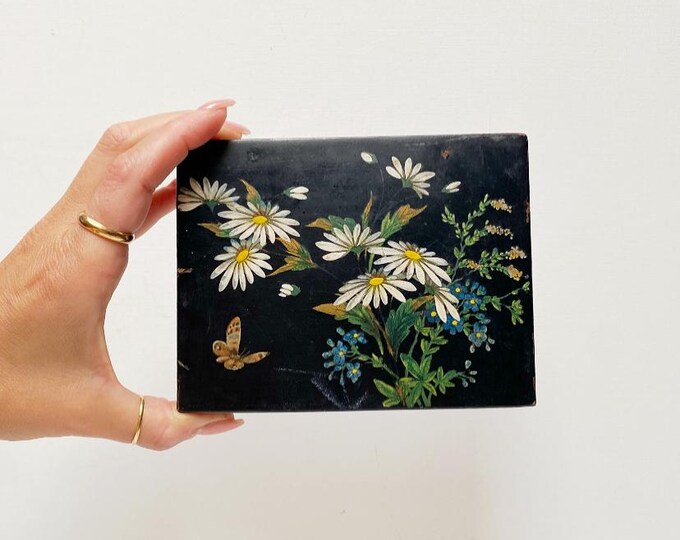 Antique papier-mâché lacquer box with flower motif, daisies/ jewelry or stamp storage, box / black, floral decor