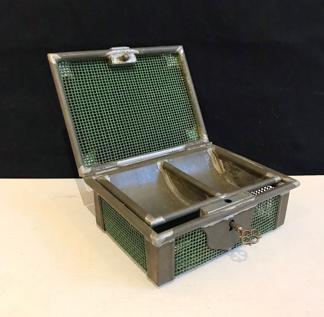 Cash box with lock - .de