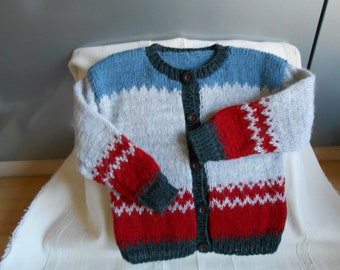 Babystrickjacke mit Einstrickmuster