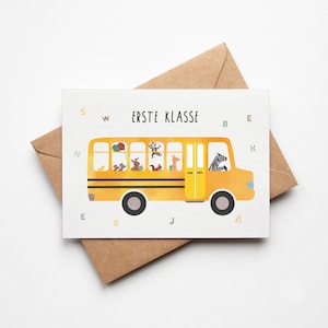 Karte zur Einschulung Schulbus, niedlicher Schulbus mit Tieren, Geschenk zum Schulanfang Schulkind, Postkarte A6 Naturpapier