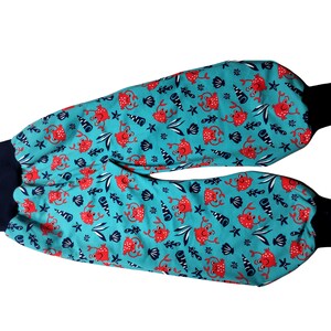 Könnte beinhalten: Blaue und weiße gemusterte Hose mit roten Krabben und Muscheln. Die Hose hat elastische Bündchen an den Knöcheln.