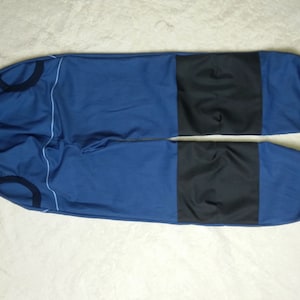 Könnte beinhalten: Blaue Jogginghose mit schwarzen Akzenten und weißen Details. Die Jogginghose hat einen Kordelzugbund und einen Bündchenabschluss.