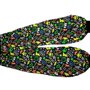 Könnte beinhalten: Schwarze Jogginghose mit einem bunten Druck aus Blitzen, Sternen, Smiley-Gesichtern und den Worten "FUN", "RULES" und "GRAFFITI STYLE".