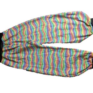 Könnte beinhalten: Regenbogen gestreifte Hose mit schwarzem elastischem Bund und Bündchen.