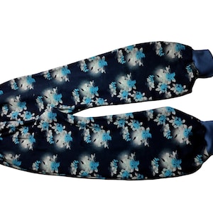 Könnte beinhalten: Blaue Hose mit weißem Blumenmuster und elastischen Bündchen an Knöcheln und Taille.
