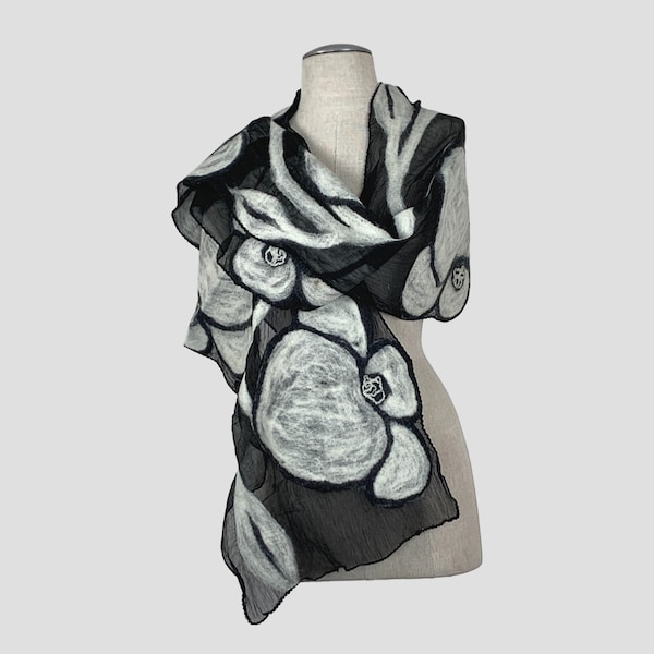 Foulard feutré humide de fleur noire sur blanche, foulard à grande fleur, foulard doux, foulard en laine mérinos et soie, foulard feutré Nuno, foulards en feutre