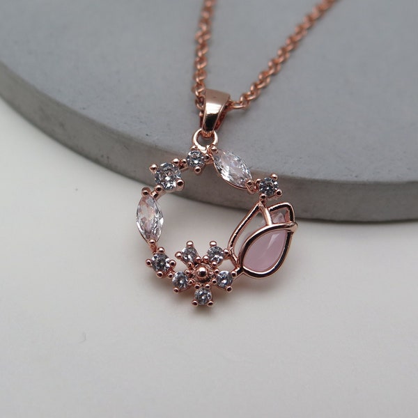 Kette Kranz - Tulpen roségold Blume - rosévergoldet Glitzer Kristalle rosa / Hochzeit / Geschenk / Boho / Halskette / Liebe / Brautschmuck