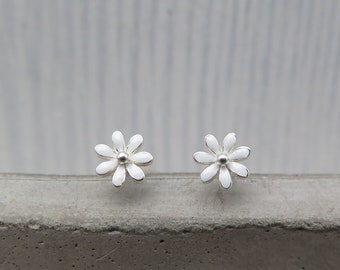 925 Sterling Silber - feine Blümchen weisse Emaille - zarte Blumen Ohrstecker Blüte Stecker Naturschmuck Frühling Liebe Geschenk Margarite