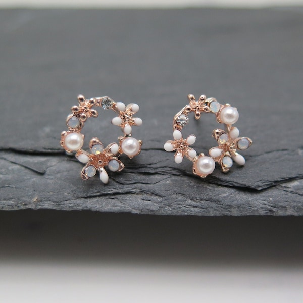 Corona de aretes - pequeña + fina I flor esmalte perla blanca lechosa - cristales de brillo chapados en oro rosa claro rosa novia regalo de boda amor