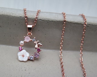 Kette Kranz - Blume Schmetterling weisse Perle - rosévergoldet Glitzer Kristalle rosa weiss pink Hochzeit / Geschenk / Boho / Halskette