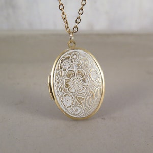 BESTSELLER Flower Vintage Style Locket - Gold Plated Patina Antique White - Stainless Steel Chain Gift Photo Memory Wedding Love Spring