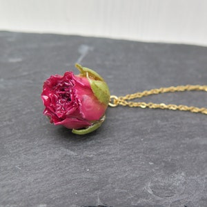 Kette - echte getrocknete rote Rose in Harz - Halskette Edelstahl vergoldet Liebe Hochzeit Blume rot pink Natur Braut Schmuck Blütenschmuck