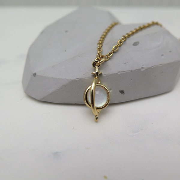 Planeten Kette - Saturn mit leuchtendem Opal - vergoldet Sonnensystem Universum Schmuck Liebe Geschenk Mond Hochzeit Halskette Schmuck