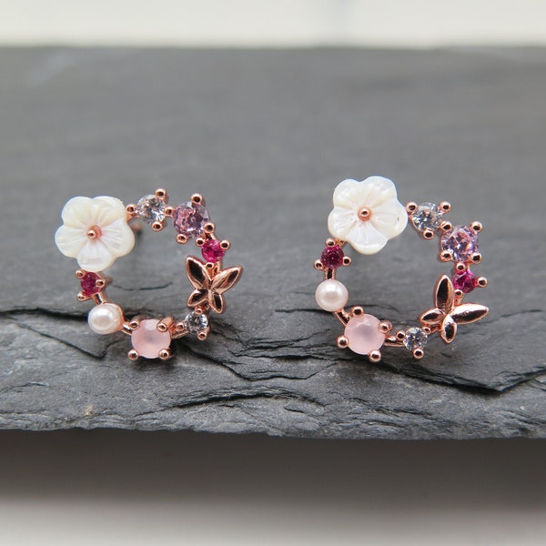 Ohrstecker Kranz - Blume Schmetterling roségold Perle weiß - rosévergoldet Glitzer Kristalle rosa Hochzeit Geschenk Liebe Frühling edel rosé