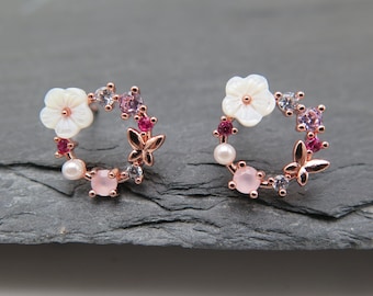 Ohrstecker Kranz - Blume Schmetterling roségold Perle weiß - rosévergoldet Glitzer Kristalle rosa Hochzeit Geschenk Liebe Frühling edel rosé