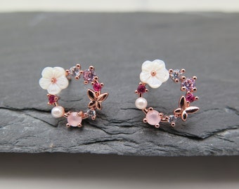 Ohrstecker Kranz - Blume Schmetterling roségold Perle weiß - rosévergoldet Glitzer Kristalle rosa Hochzeit Geschenk Liebe Frühling edel rosé