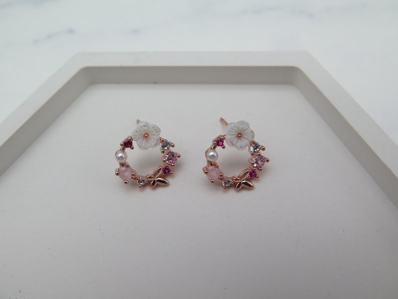 Ohrstecker Kranz Blume Schmetterling roségold Perle weiß rosévergoldet Glitzer Kristalle rosa Hochzeit Geschenk Liebe Frühling edel rosé Bild 2