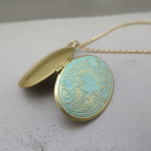 Medallón de flores estilo vintage chapado en oro con pátina antigua azul turquesa verde cadena de acero inoxidable / retro / regalo para un recuerdo fotográfico imagen 3
