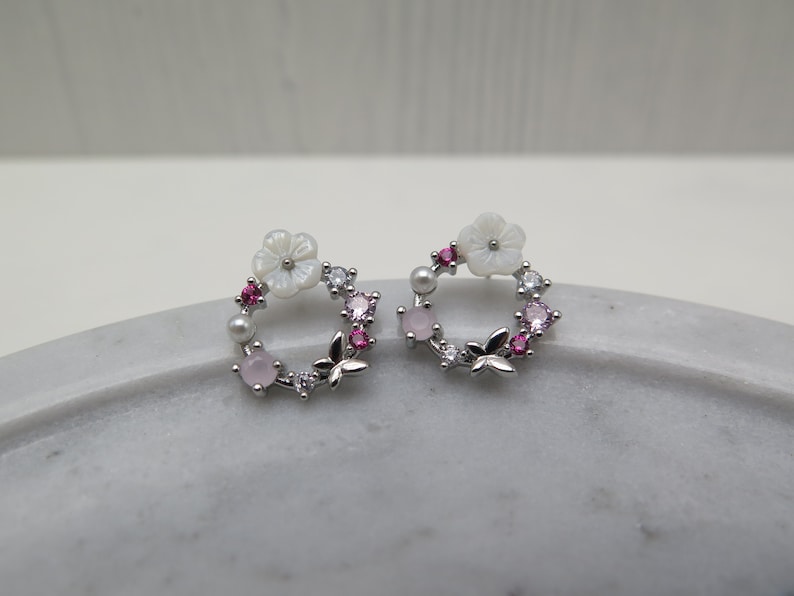 Ohrstecker Kranz Blume Schmetterling silber weisse Perle versilbert Glitzer Kristalle rosa weiss pink Hochzeit Geschenk Boho Braut süß Bild 6