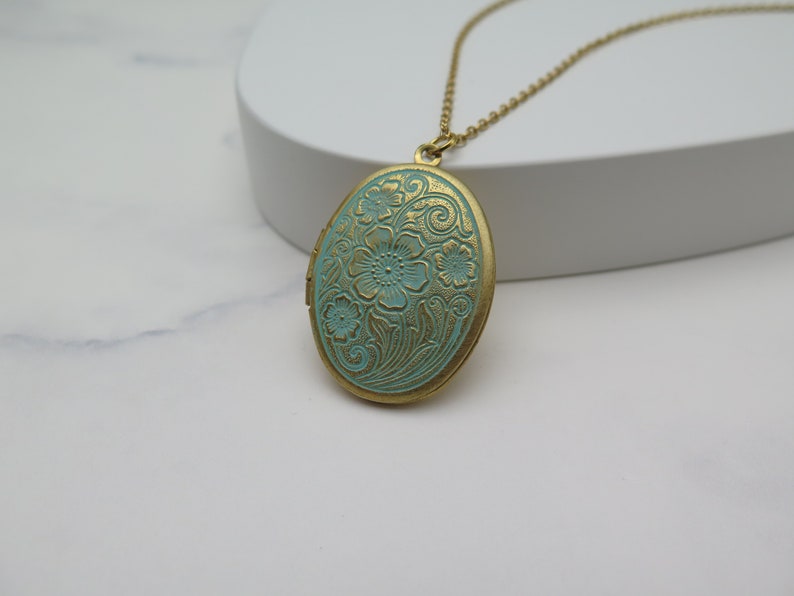 Medallón de flores estilo vintage chapado en oro con pátina antigua azul turquesa verde cadena de acero inoxidable / retro / regalo para un recuerdo fotográfico imagen 8
