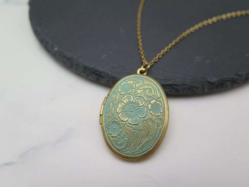 Medallón de flores estilo vintage chapado en oro con pátina antigua azul turquesa verde cadena de acero inoxidable / retro / regalo para un recuerdo fotográfico imagen 7