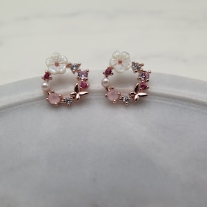 Ohrstecker Kranz Blume Schmetterling roségold Perle weiß rosévergoldet Glitzer Kristalle rosa Hochzeit Geschenk Liebe Frühling edel rosé Bild 5