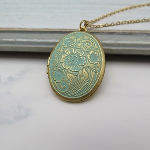 Medallón de flores estilo vintage chapado en oro con pátina antigua azul turquesa verde cadena de acero inoxidable / retro / regalo para un recuerdo fotográfico imagen 9